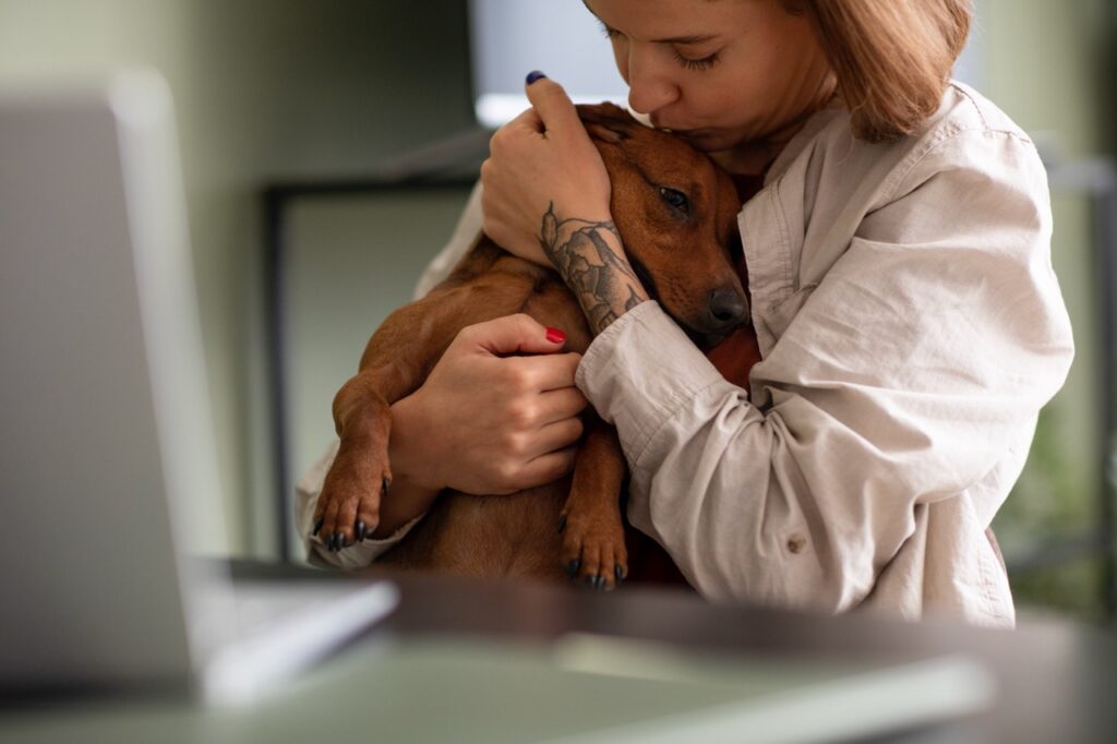 close-up-de-uma-mulher-abracando-seu-cachorro-de-estimacao Grande